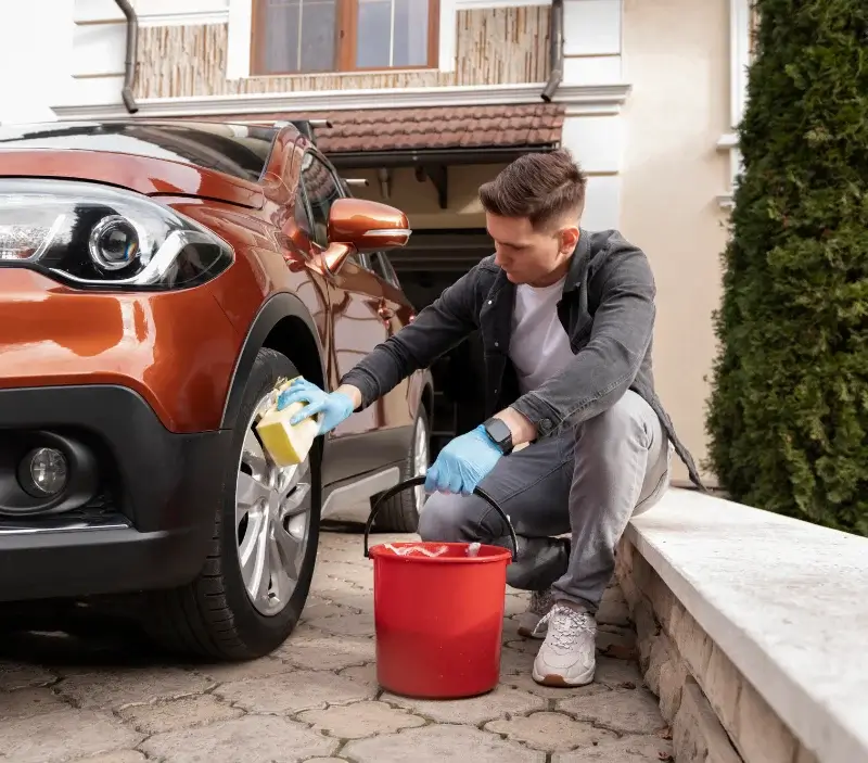 Lavage auto à domicile Villard-Bonnot : professionnel intervenant sur un véhicule